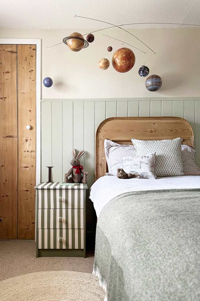 child's bedroom with woodwork painted in Cotswold Green